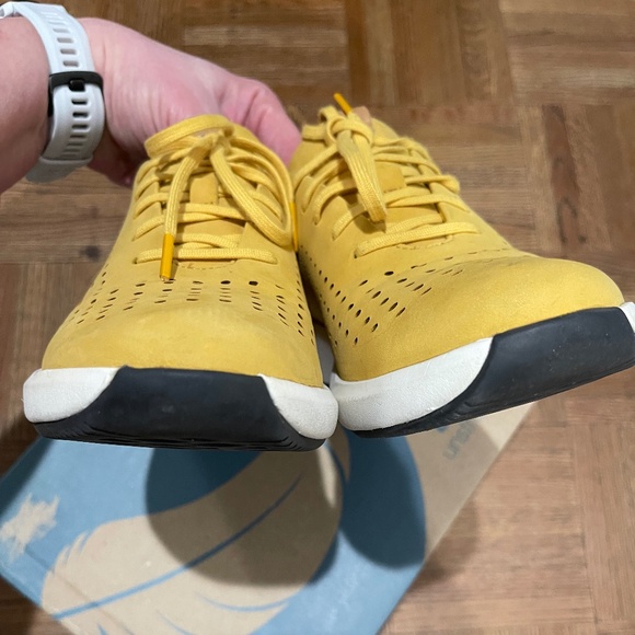 Clarks Un Rio Tie Stone Nubuck Sneakers 49853 EUC size 8.5 M yellow - Picture 7 of 10